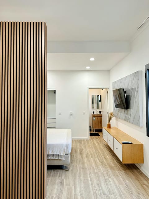 Bed, TV and multimedia, Bedroom