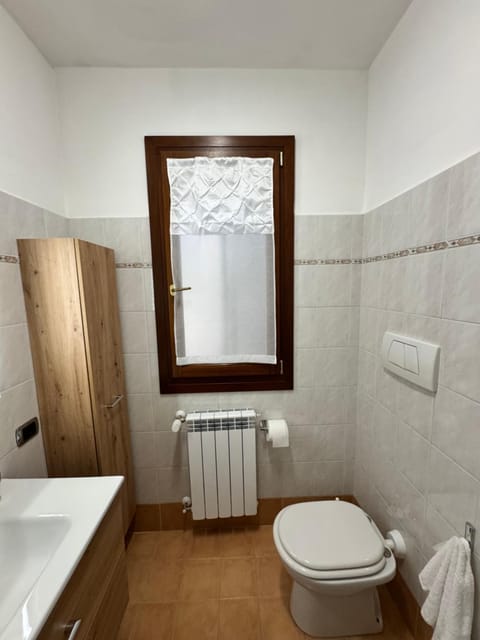 Shower, Toilet, Bathroom, bidet, towels