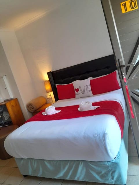 Goodwood Neo & Ruks guest house Bed and Breakfast in Cape Town