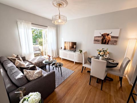 TV and multimedia, Living room, Seating area, Dining area