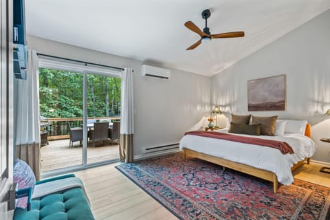 Pocono Speak Easy Hot Tub Golf Simulator 1920 Bar House in Stroud Township