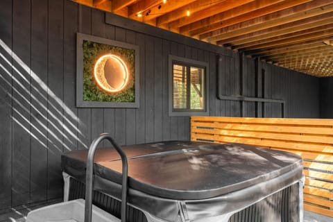 Pocono Speak Easy Hot Tub Golf Simulator 1920 Bar House in Stroud Township