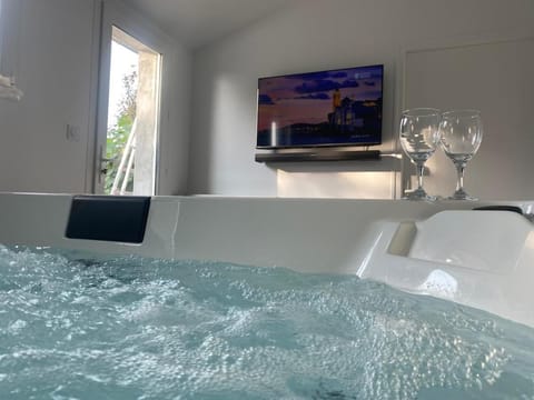 Hot Tub, TV and multimedia, Spa and wellness centre/facilities