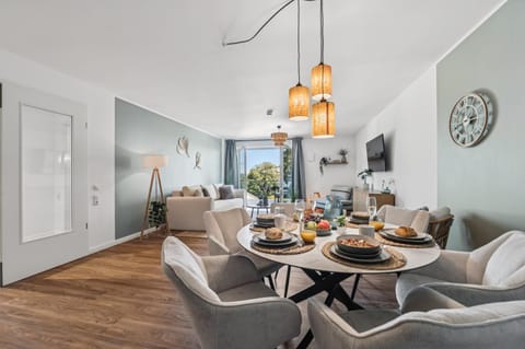 TV and multimedia, Living room, Seating area, Dining area