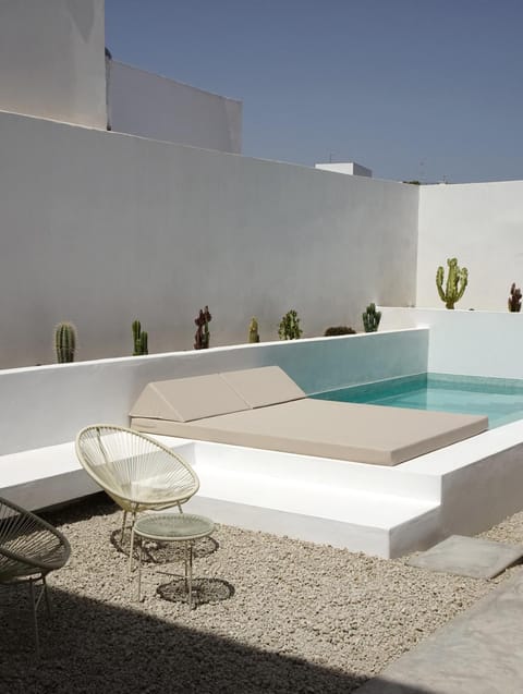 Swimming pool, sunbed