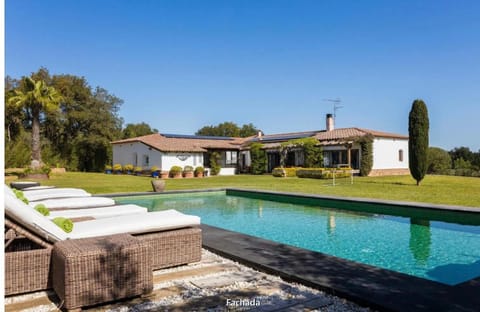 Day, Pool view