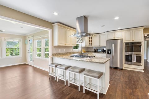 Kitchen or kitchenette, Dining area, dishwasher, oven, stove, toaster