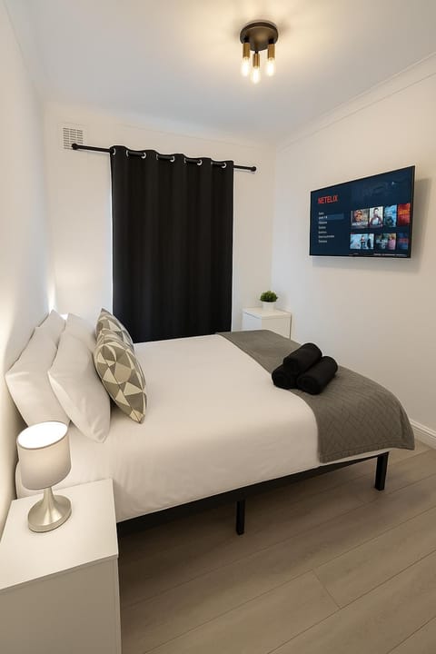 Bed, TV and multimedia, Living room, Photo of the whole room, Bedroom