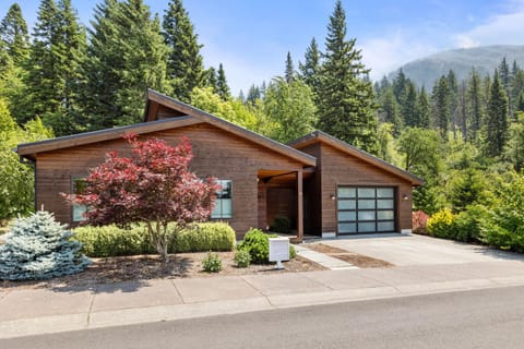 Mountain-View Retreat with Hot Tub & Waterfalls House in Washington
