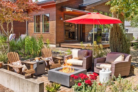 Mountain-View Retreat with Hot Tub & Waterfalls House in Washington