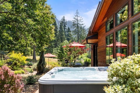Mountain-View Retreat with Hot Tub & Waterfalls House in Washington