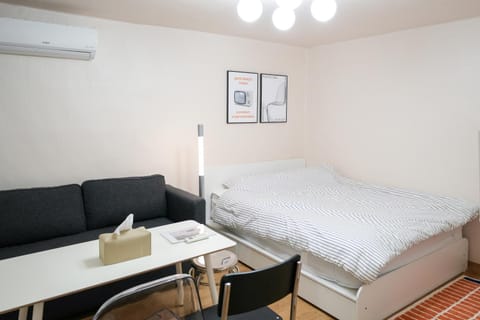 Bed, Living room, Seating area, Bedroom, air conditioner