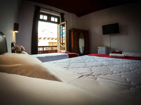 Bed, TV and multimedia, Photo of the whole room, Bedroom