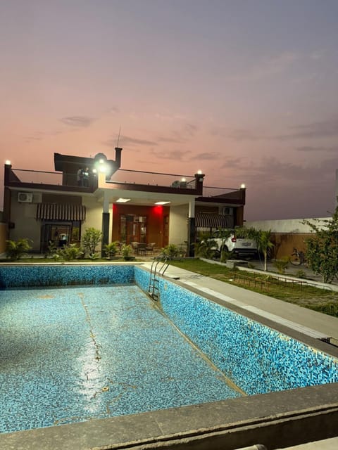 Property building, Garden, Pool view, Swimming pool