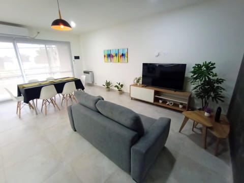 Communal lounge/ TV room, TV and multimedia, Living room, Seating area, Dining area, Evening entertainment