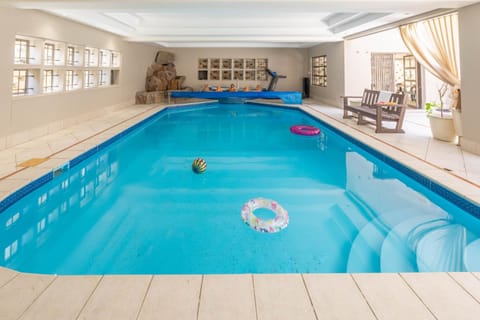 Kitchen or kitchenette, Pool view, Swimming pool