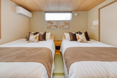 Bed, Photo of the whole room, Bedroom, air conditioner