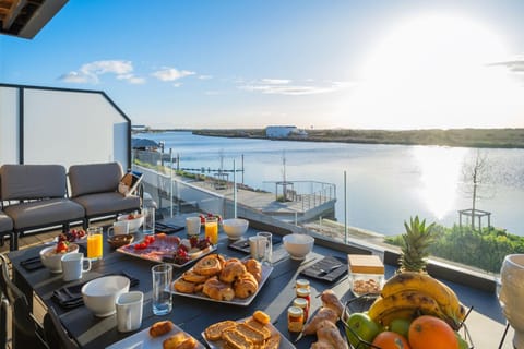 Natural landscape, View (from property/room), Balcony/Terrace, Dining area, Food, River view, Sea view, Dinner