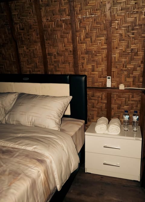 Bed, Photo of the whole room, Bedroom, Drinks, towels, wardrobe