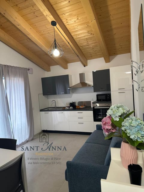 Kitchen or kitchenette, Dining area, stove