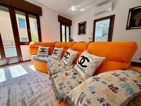 Living room, Seating area, air conditioner