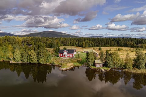 Property building, Day, Natural landscape, Bird's eye view, Lake view, Mountain view