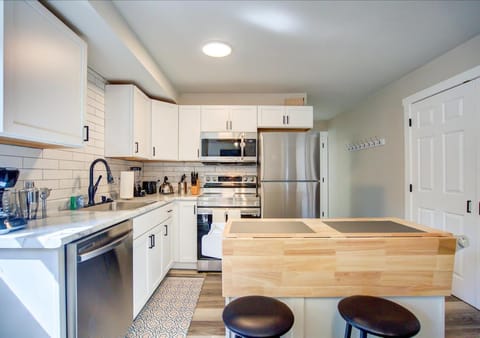 Kitchen or kitchenette, Dining area, dishwasher, microwave, oven, pet friendly, stove, toaster