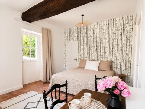 Property building, Photo of the whole room, Seating area, Dining area, Bedroom
