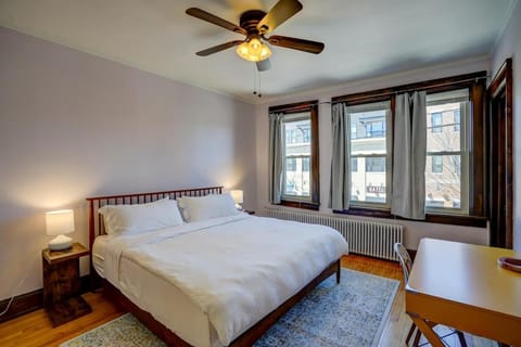 Willy St 2 Work Spaces 2 King Beds Prime Loc Apartment in Madison