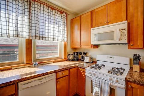 Willy St 2 Work Spaces 2 King Beds Prime Loc Apartment in Madison