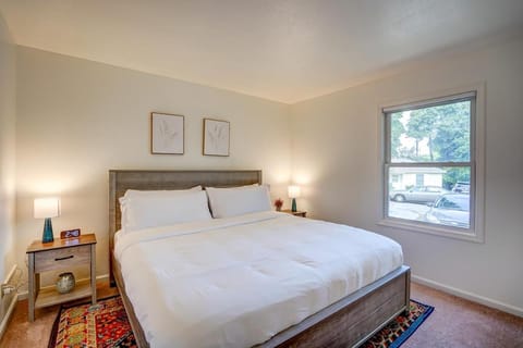 30 Day Minimum - Entire House - Washer and Dryer and AC House in Madison