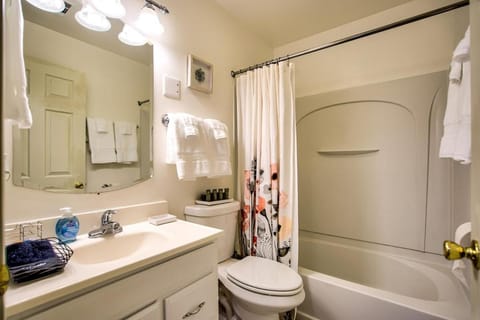 30 Day Minimum - Entire House AC Washer & Dryer House in Madison