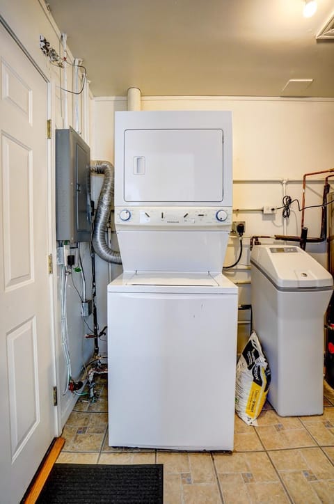 30 Day Minimum - Entire House Deck close to Hosp House in Madison