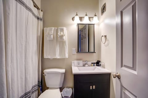 Free Parking with Private Entrance - Close to Med Center Apartment in West Allis