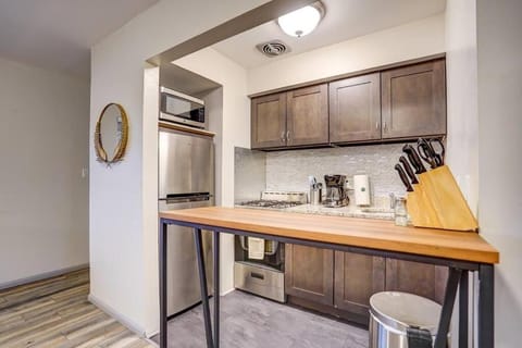 Free Parking and Near Hospitals with Private Entrance Apartment in West Allis