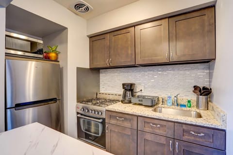 Coffee/tea facilities, Kitchen or kitchenette, oven, stove