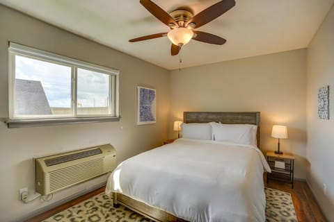 Pet Friendly Free Parking Near Medical Center Apartment in West Allis