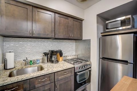 Private entrance Free Parking Near Medical Cente Apartment in West Allis