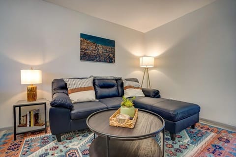 Private entrance Free Parking Near Medical Cente Apartment in West Allis