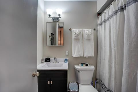 Private entrance Free Parking Near Medical Cente Apartment in West Allis