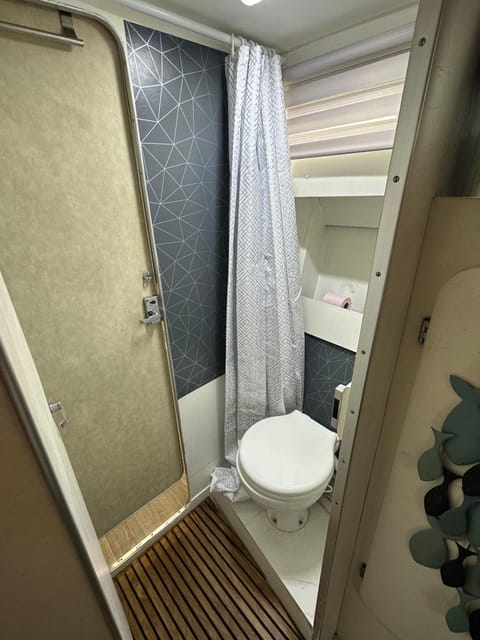 Vedette location à la nuitée sur l eau Docked boat in Valence