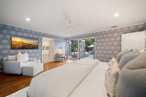 Coastal Elegance by the Shore House in La Jolla Shores