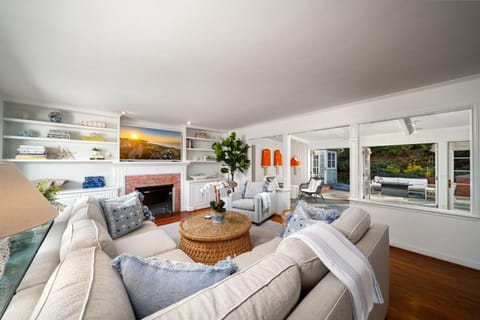 Coastal Elegance by the Shore House in La Jolla Shores