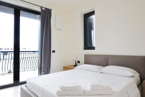 Bed, Balcony/Terrace, Photo of the whole room, Bedroom, towels