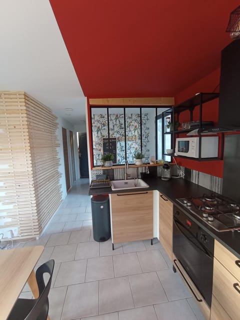 Kitchen or kitchenette, Dining area, oven, toaster