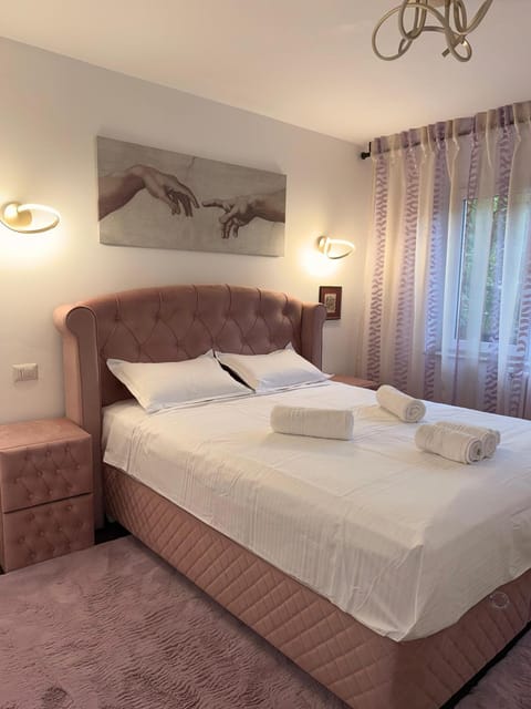 Bed, Bedroom, towels