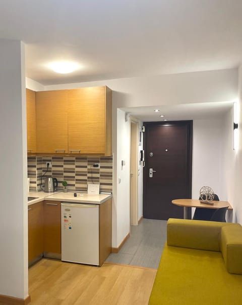 Kitchen or kitchenette, Living room, Seating area, kitchen