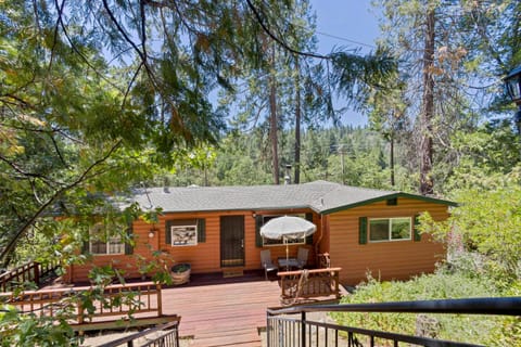 Red Cabin in Twain Harte - King bed Cabin in Twain Harte