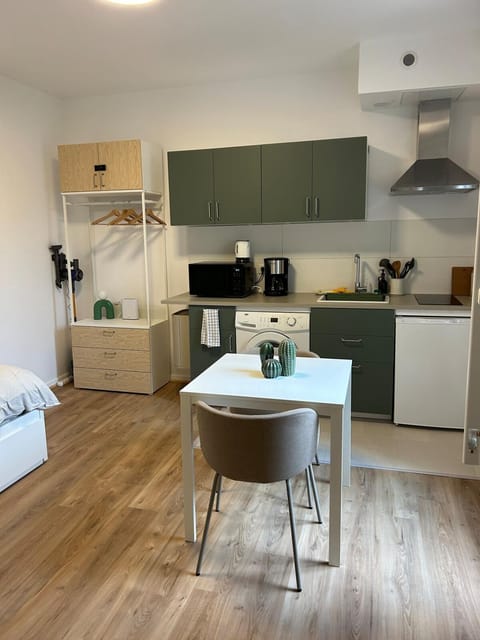 L'à Côté du Jardin Apartment in Issy-les-Moulineaux