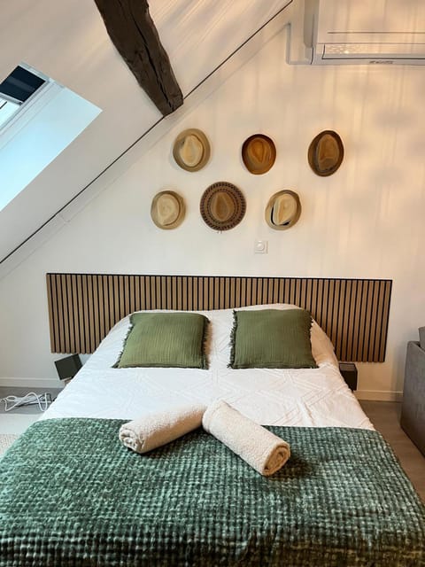 Photo of the whole room, Bedroom